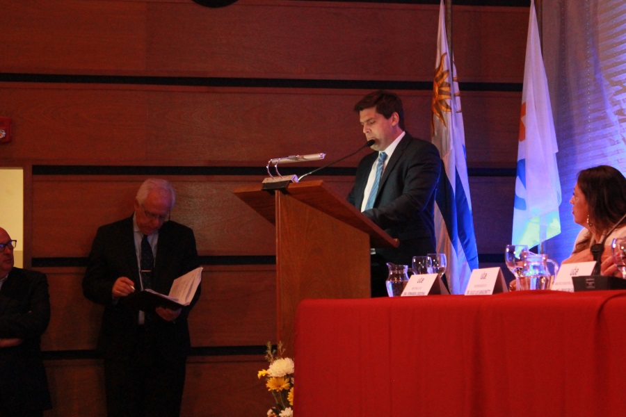 Director Dr. Felipe Algorta haciendo uso de la palabra