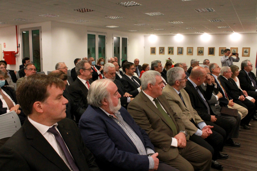 Público y autoridades asistentes al acto