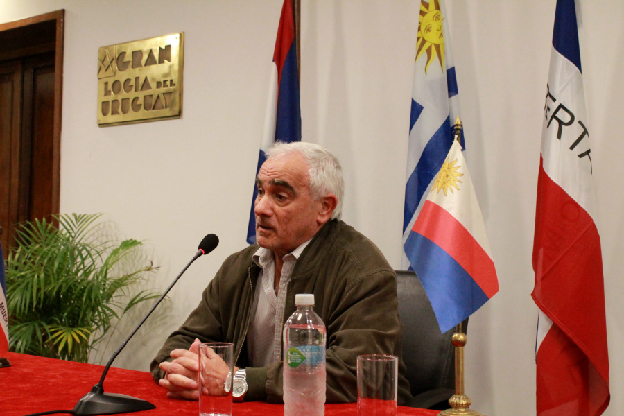 Director de Correo Uruguayo haciendo uso de la palabra