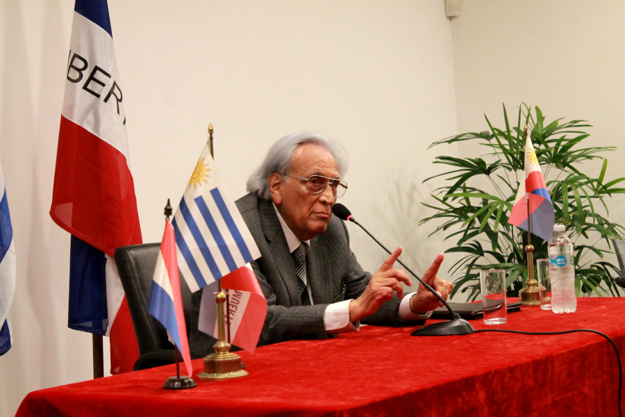 Exministro de Educación y Cultura, Dr. Leonardo Guzmán, haciendo uso de la palabra