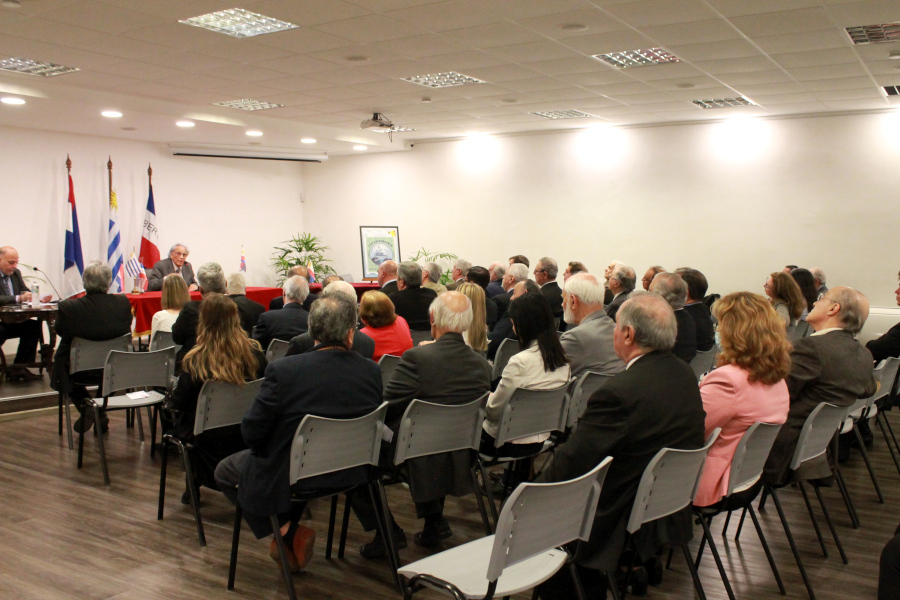 Publico presente en el acto durante la oratoria del Dr. Guzmán
