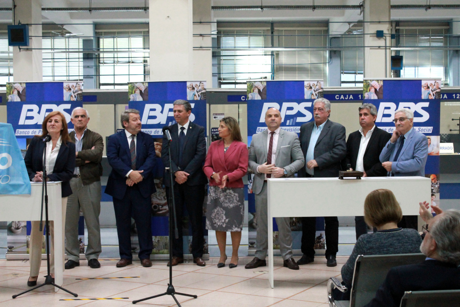 Autoridades participantes en el acto