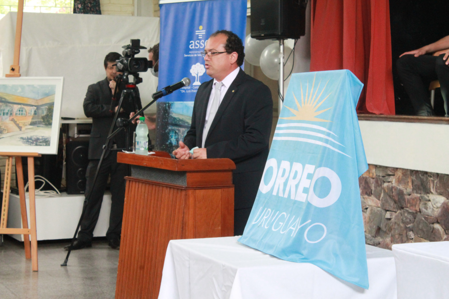Director de la Regional Sur de ASSE haciendo uso de la palabra
