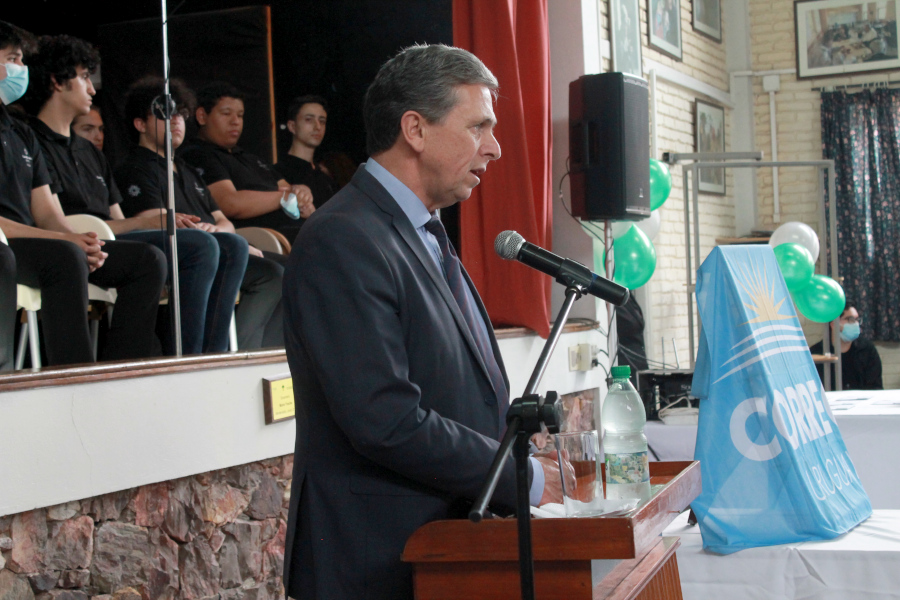 Presidente de Correo Uruguayo haciendo uso de la palabra