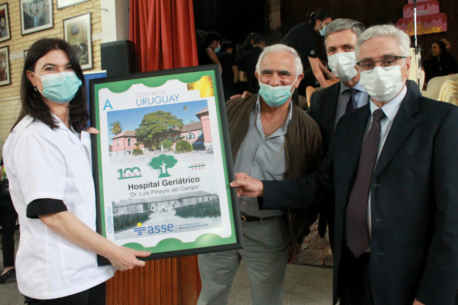 Directorio de Correo Uruguayo y Directora del Hospital Geriátrico Dr. Luis Piñeyro del Campo junto a la reproducción del sello personalizado