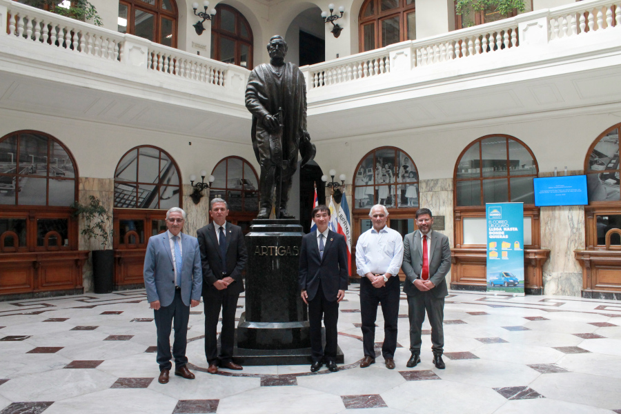 Directorio de Correo Uruguayo y autoridades de UPU en hall central