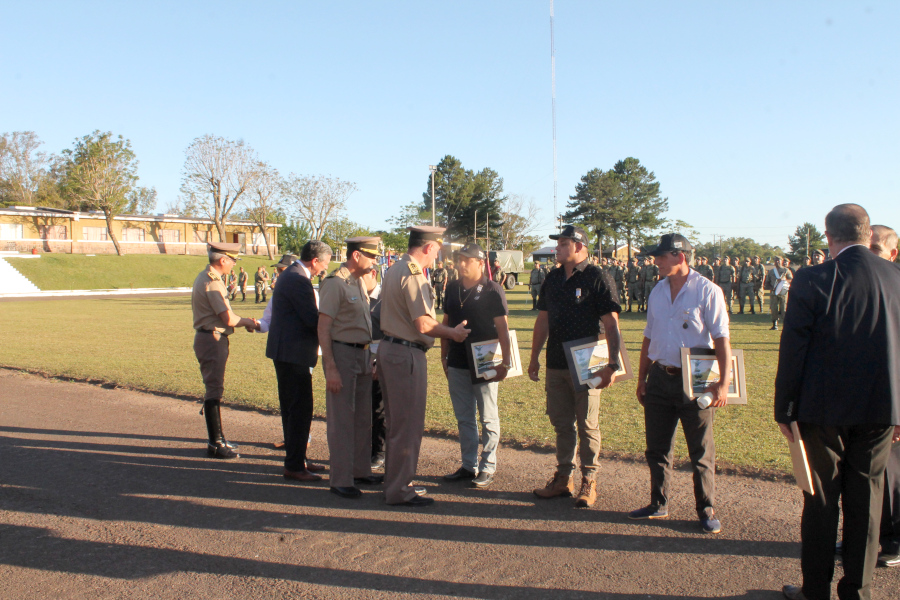 Integrantes del regimiento saludados por las autoridades