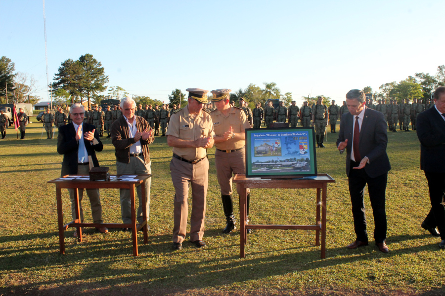 Autoridades junto a la reproducción de la hoja filatélica
