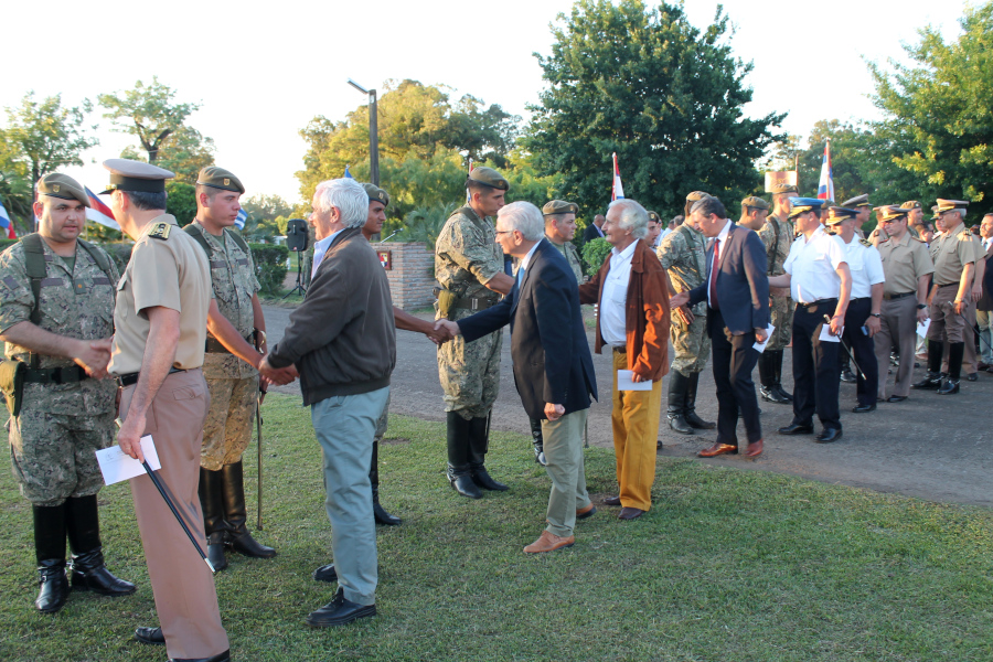 Autoridades saludan a los integrantes del regimiento