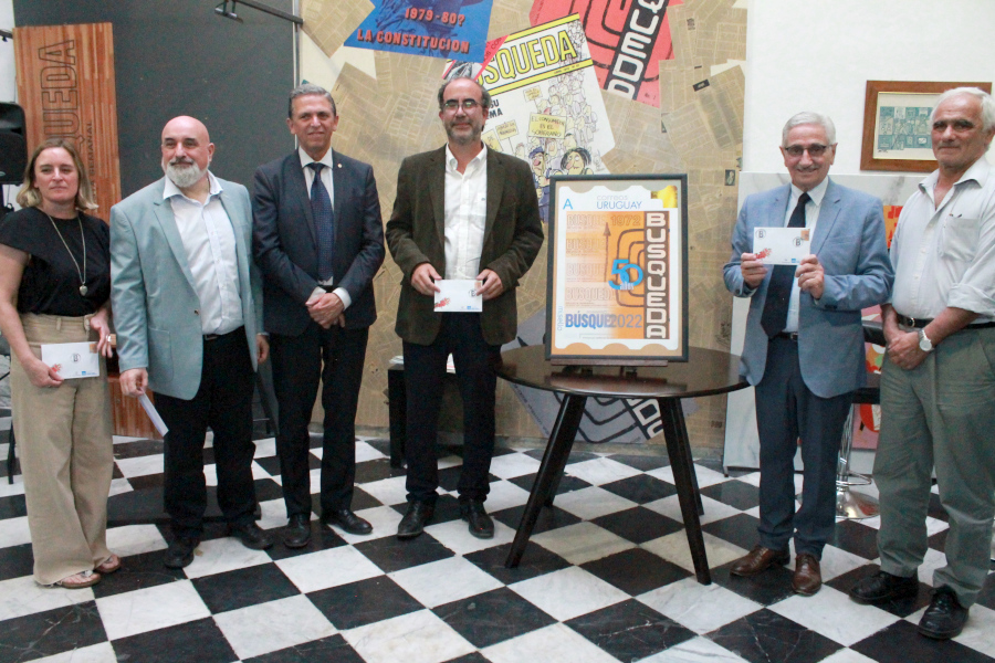 Autoridades de Correo Uruguayo e integrantes de Búsqueda junto a la reproducción del sello personalizado