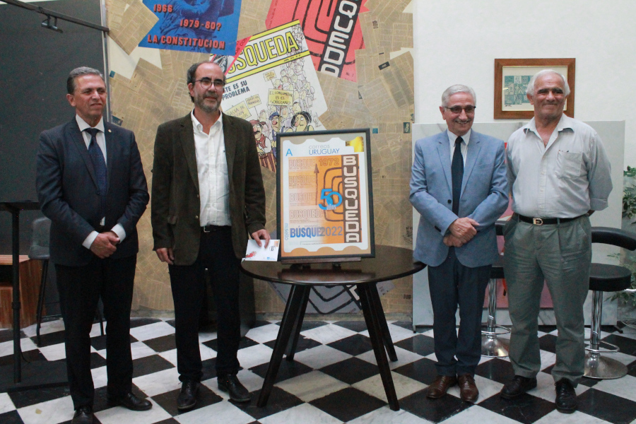 Autoridades de Correo Uruguayo y Director del semanario Búsqueda junto a la reproducción del sello personalizado