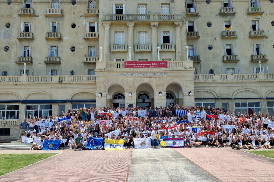 Foto grupal de las delegaciones participantes