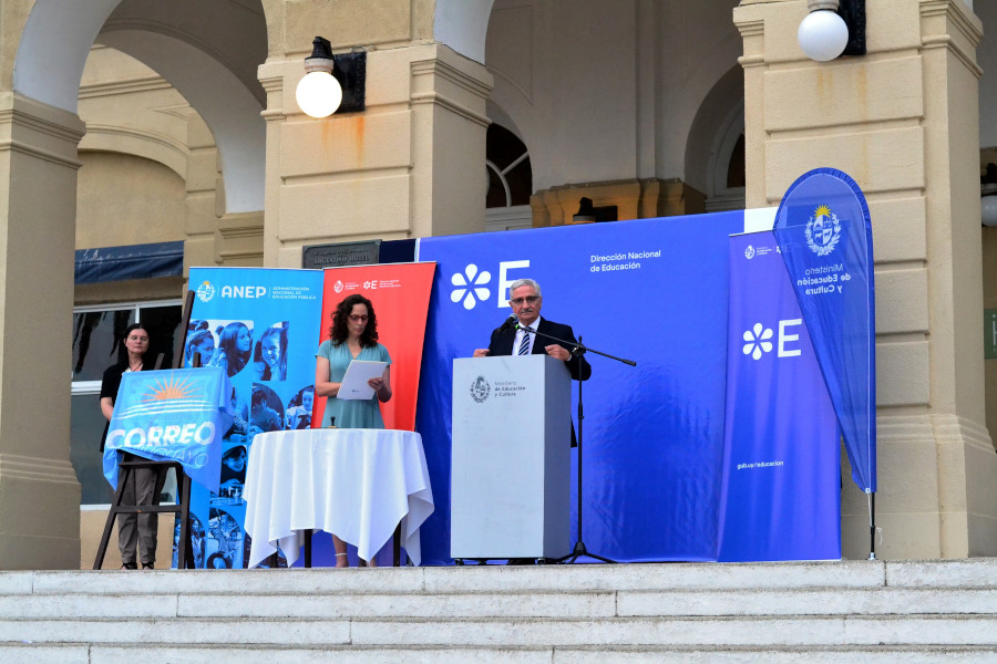 Vicepresidente de Correo Uruguayo haciendo uso de la palabra