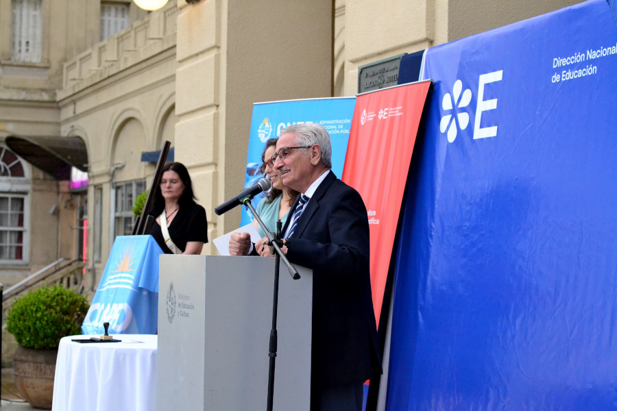 Vicepresidente de Correo Uruguayo haciendo uso de la palabra