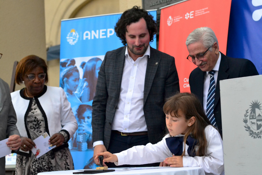 Escolar realiza el matasellado junto a las autoridades