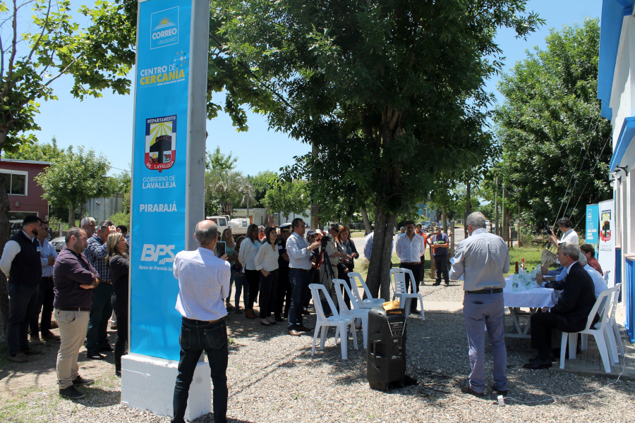 Local del Centro de Cercanía y público asistente al acto