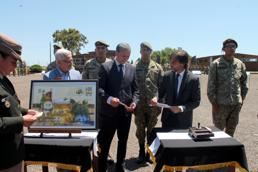 Presidente de la República y autoridades exhiben el sobre primer día de emisión