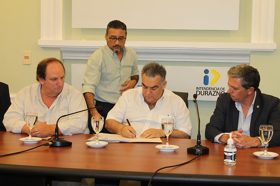 Intendente de Durazno firma el convenio