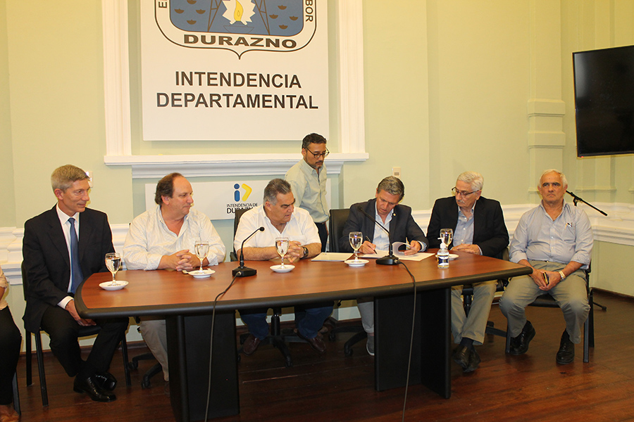 Presidente de Correo Uruguayo firma el convenio