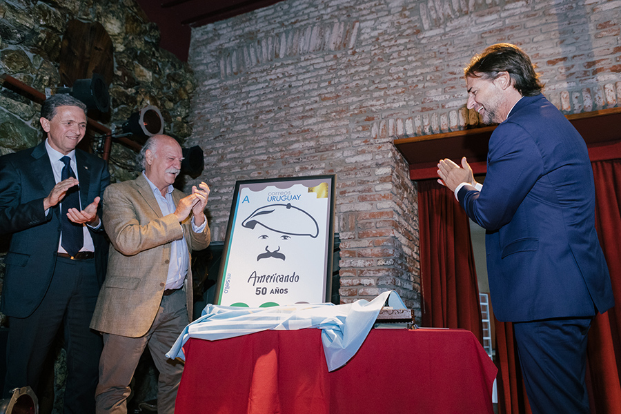 Presidente de Correo Uruguayo, director de Americando y Presidente de la República descubren la reproducción del sello personalizado