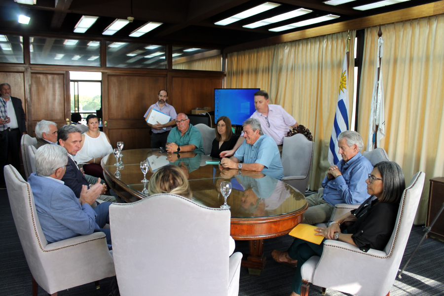 Autoridades presentes en la firma del convenio