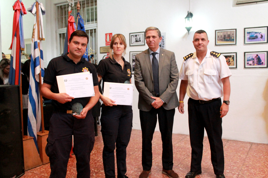 Autoridades de Correo Uruguayo y Policía Científica junto a agentes de la institución