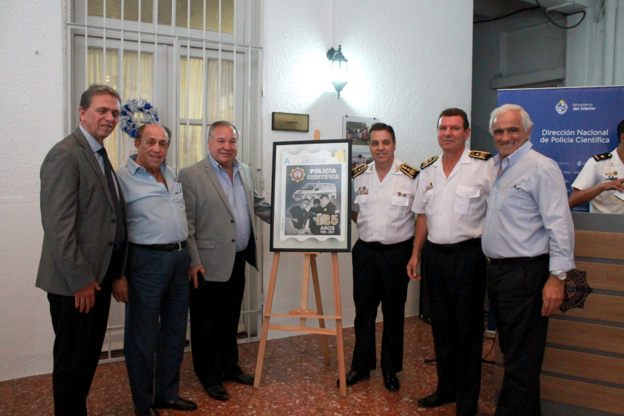 Autoridades de Correo Uruguayo y Policía Científica junto a la reproducción del sello personalizado