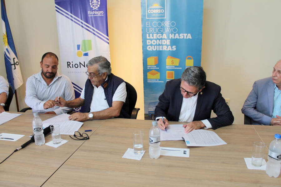 Presidente de Correo Uruguayo firma el acuerdo