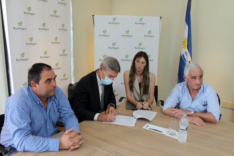 Secretario General de Correo Uruguayo firma el acuerdo