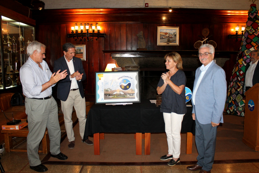 Autoridades de Correo Uruguayo y Cantegril Country Club junto a la reproducción del sello personalizado