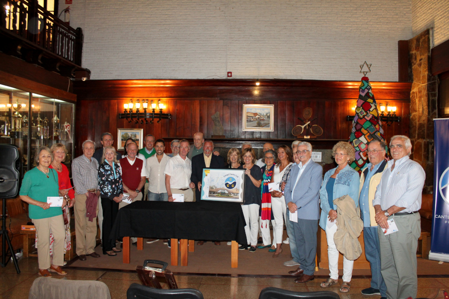 Autoridades de Correo Uruguayo y miembros del Cantegril Country Club junto a la reproducción del sello personalizado