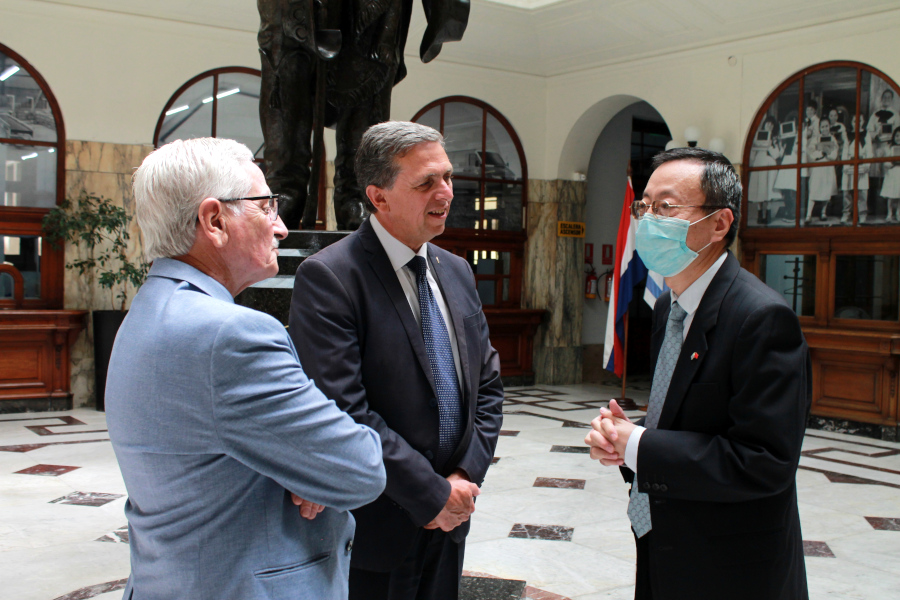 Presidente y Vicepresidente de Correo Uruguayo junto al Embajador de la República Popular China