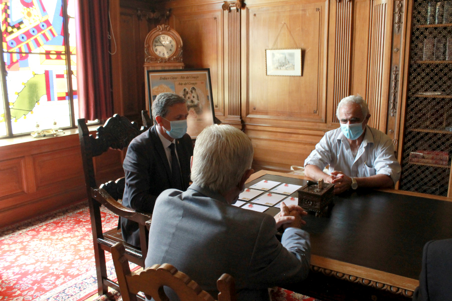 Reunión de autoridades de Correo Uruguayo y Embajador de la República Popular China