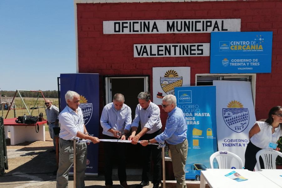 Autoridades de Correo Uruguayo e Intendencia de Treinta y Tres realizan el corte de cinta