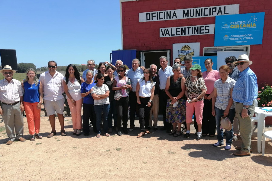 Autoridades de la Intendencia de Treinta y Tres, Correo Uruguayo y habitantes de Valentines