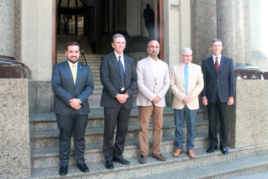 Dr. Al Jarwan, Diputado Cal y autoridades de Correo Uruguayo en la puerta principal de Casa Central