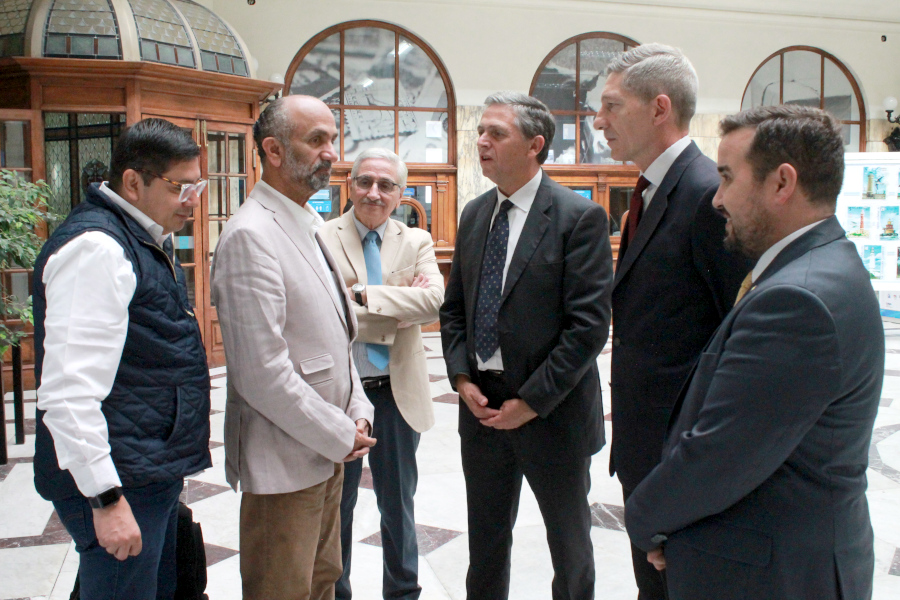 Dr. Al Jarwan, Diputado Cal y autoridades de Correo Uruguayo en el hall de Casa Central