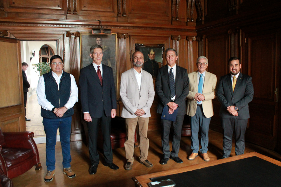 Visitante y autoridades en la Sala de Protocolo