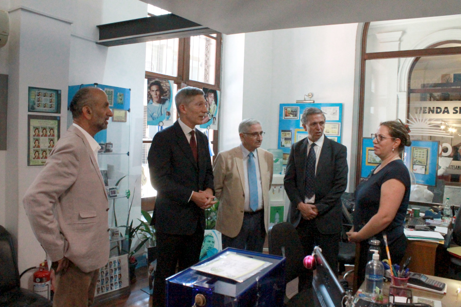 Visitante y autoridades en el local de Filatelia Ventas