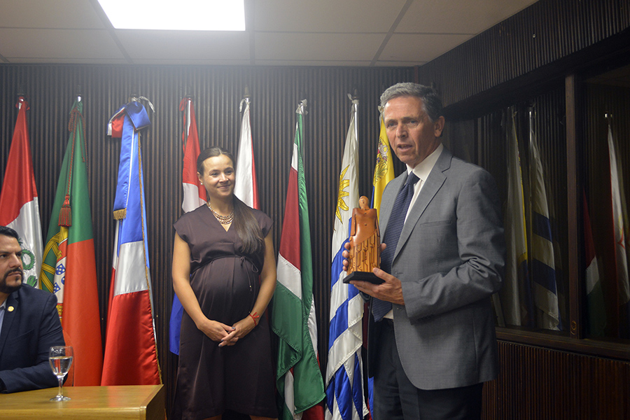 Presidenta de URSEC hace entrega del premio al Presidente de Correo Uruguayo