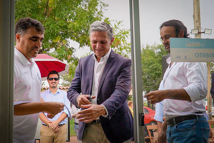 Intendente de Salto, Presidente de Correo Uruguayo y Alcalde del Municipio realizan la ceremonia de corte de cinta