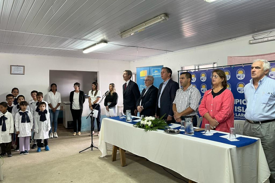 Autoridades y escolares presentes entonan el Himno Nacional