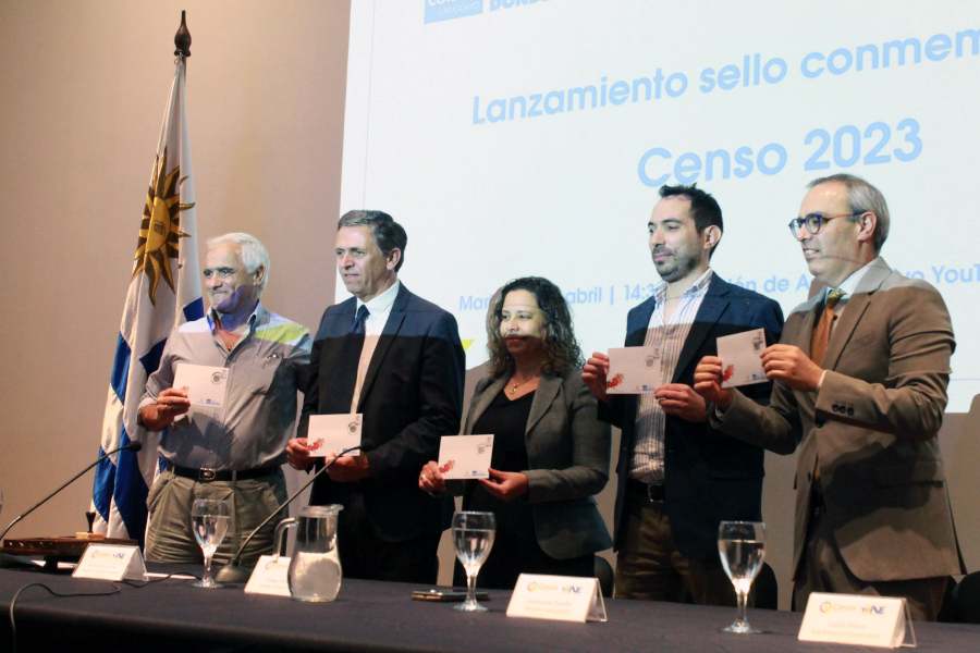 Autoridades participantes en el acto exhiben los sobres primer día de emisión