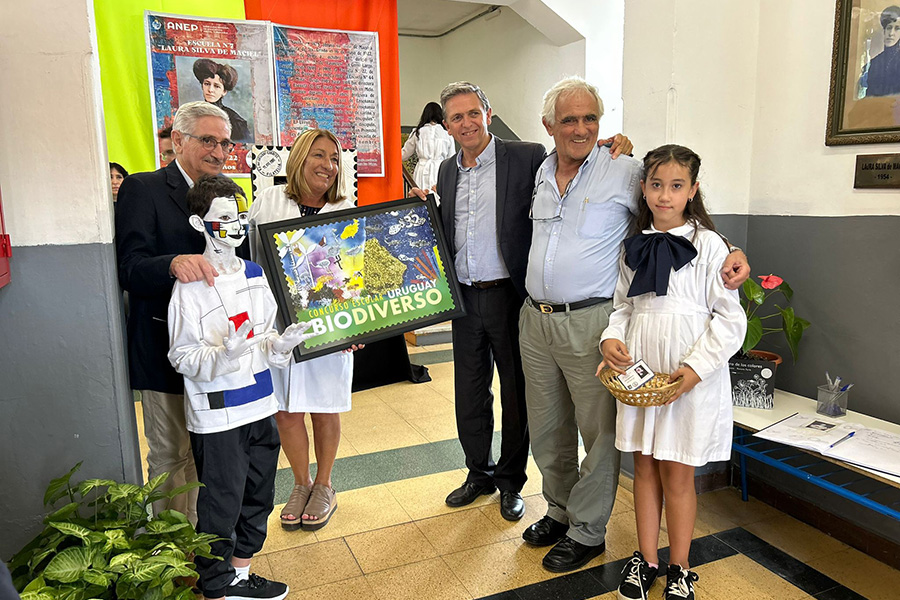 Miembros del Directorio de Correo Uruguayo junto a la Directora y alumnos de la Escuela N° 7