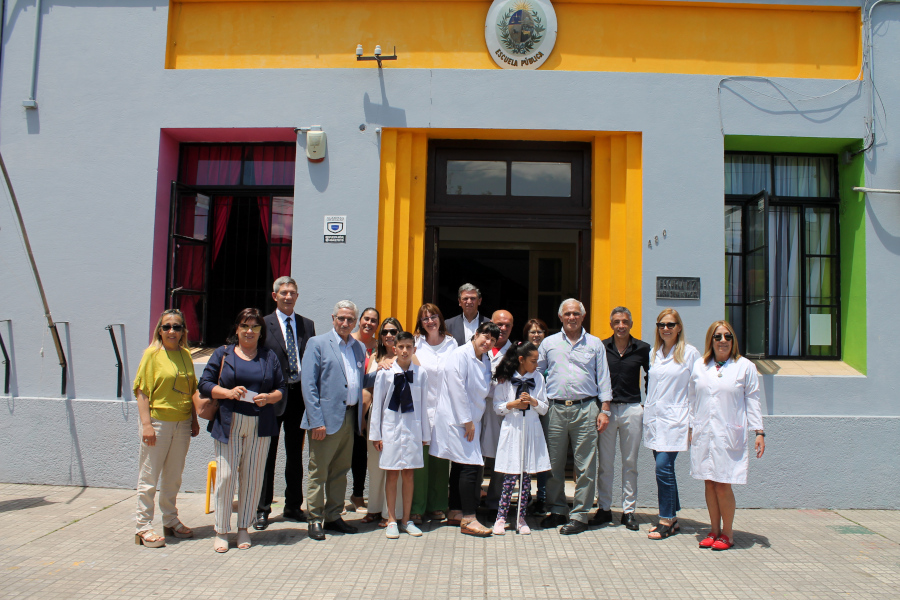 Directorio de Correo Uruguayo y autoridades junto a escolares ganadores del concurso