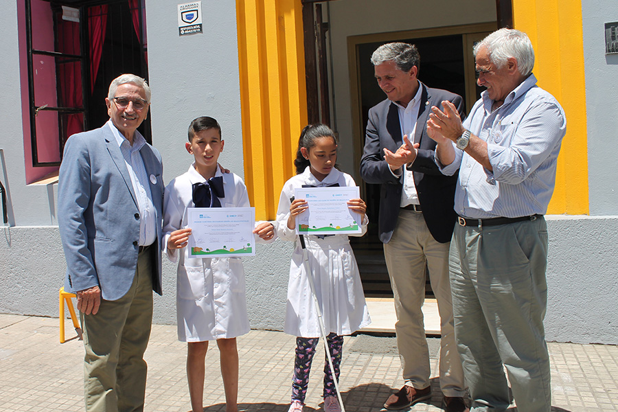 Miembros del Directorio de Correo Uruguayo junto a escolares ganadores del concurso