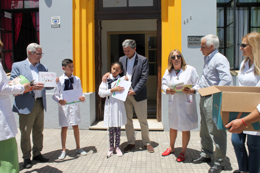 Miembros del Directorio entregan diploma a escolares