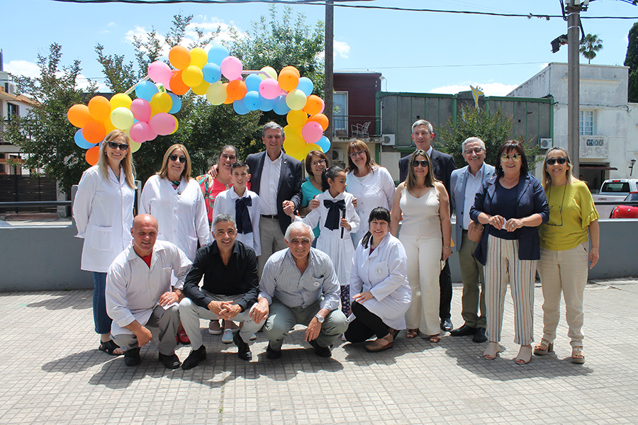 Autoridades de Correo Uruguayo y Escuela N° 7 junto a escolares ganadores del concurso