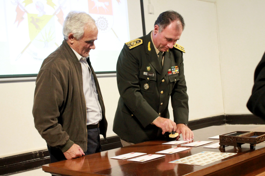 Autoridades del Instituto de Historia y Cultura Militar - Cnel. Rolando Laguarda Trías matasellan