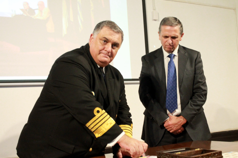 Ceremonia de matasellado del sobre primer día de emisión